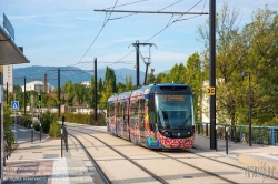 Viennaslide-05282920 Die Straßenbahn Aubagne (französisch Tramway d’Aubagne oder Tramway du Pays d’Aubagne et de l’Étoile) ist ein Straßenbahnsystem in der französischen Stadt Aubagne. Seit dem 1. September 2014 verkehrt eine 2,7 km lange Linie vom Bahnhof, an der Bahnstrecke Marseille–Ventimiglia, nach Le Charrel in den Westen der Stadt. Ursprünglich, waren, ab 2019, zwei Linien und ein 12 km langes Netz geplant. Nach einem Wechsel der Mehrheitsverhältnisse im Gemeinderat wurden alle weiteren Planungen gestoppt. Stattdessen soll die Straßenbahn bis 2024 über die ehemalige Bahnstrecke Aubagne–La Barque nach La Bouilladisse verlängert werden. Wie alle öffentlichen Verkehrsmittel in Aubagne ist die Straßenbahn kostenlos nutzbar.
Die Fahrzeuge wurden durch den Künstler Hervé Di Rosa verziert. Er hat mit Schülern aus der Gemeinde das Design entwickelt.