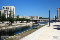 Viennaslide-05288158 Antigone ist ein Stadtteil von Montpellier, entworfen vom katalanischen Architekten Ricardo Bofill 1978-1983 unter der Leitung von Bürgermeister von Montpellier Georges Freche und seinem Stellvertreter, die Geograph Raymond Dugrand gebaut. Der Großteil der Gebäude wurde nach einem von der Architektur des antiken Griechenlands inspirierten Entwurf des Architekten erbaut, der eine Achse vorsieht, die sich nach Osten ausbreitet und die Stadt nach Westen strukturiert.