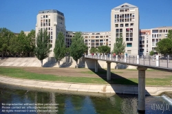 Viennaslide-05288164 Antigone ist ein Stadtteil von Montpellier, entworfen vom katalanischen Architekten Ricardo Bofill 1978-1983 unter der Leitung von Bürgermeister von Montpellier Georges Freche und seinem Stellvertreter, die Geograph Raymond Dugrand gebaut. Der Großteil der Gebäude wurde nach einem von der Architektur des antiken Griechenlands inspirierten Entwurf des Architekten erbaut, der eine Achse vorsieht, die sich nach Osten ausbreitet und die Stadt nach Westen strukturiert.