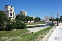 Viennaslide-05288166 Antigone ist ein Stadtteil von Montpellier, entworfen vom katalanischen Architekten Ricardo Bofill 1978-1983 unter der Leitung von Bürgermeister von Montpellier Georges Freche und seinem Stellvertreter, die Geograph Raymond Dugrand gebaut. Der Großteil der Gebäude wurde nach einem von der Architektur des antiken Griechenlands inspirierten Entwurf des Architekten erbaut, der eine Achse vorsieht, die sich nach Osten ausbreitet und die Stadt nach Westen strukturiert.