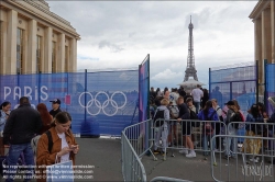 Viennaslide-05300802 Paris, Touristen vor Absperrungen bei den Olympischen Spielen 2024, Jeux Olympiques 2024, JO24 // Paris, Tourists at the Barriers for the Olympic Games 2024, JO24