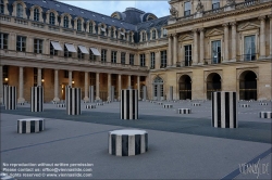 Viennaslide-05303523 Paris, Palais Royal,  Ehrenhof (Cour d’Honneur), Les Deux Plateaux von Daniel Buren // Paris, Palais Royal, Cour d’Honneur, Les Deux Plateaux by Daniel Buren