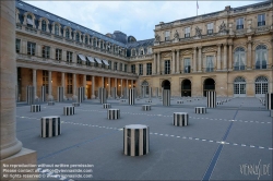 Viennaslide-05303527 Paris, Palais Royal,  Ehrenhof (Cour d’Honneur), Les Deux Plateaux von Daniel Buren // Paris, Palais Royal, Cour d’Honneur, Les Deux Plateaux by Daniel Buren