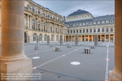 Viennaslide-05303530f Paris, Palais Royal,  Ehrenhof (Cour d’Honneur), Les Deux Plateaux von Daniel Buren // Paris, Palais Royal, Cour d’Honneur, Les Deux Plateaux by Daniel Buren