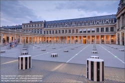 Viennaslide-05303538f Paris, Palais Royal,  Ehrenhof (Cour d’Honneur), Les Deux Plateaux von Daniel Buren // Paris, Palais Royal, Cour d’Honneur, Les Deux Plateaux by Daniel Buren