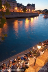 Viennaslide-05307065 Paris, Picknick an der Seine, Quai de Bourbon - Paris, Picknick at the Banks of the River Seine, Quai de Bourbon