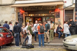 Viennaslide-05323039 Butte aux Cailles ist der Name eines Hügels (franz. butte) in Paris. Er liegt im 13. Arrondissement. Dieses unweit der Place d'Italie gelegene frühere Arbeiterviertel steht in starkem Kontrast zu den dort entstandenen Hochhäusern. Hier ist das Bild geprägt von kleinen, malerischen, oft noch mit Kopfsteinpflaster versehenen Straßen, vorwiegend niedrigen Häusern und zahlreichen Restaurants und Cafés.