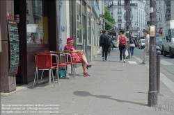 Viennaslide-05330025 Paris, Straßencafe, eine Dame liest // Paris, Street Cafe, a Lady reading