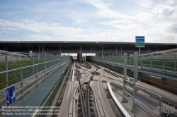 Viennaslide-05333913 Véhicule automatique léger (VAL, deutsch: „leichtes automatisches Fahrzeug“) ist ein besonders leicht gebautes, fahrerloses, spurgeführtes Personennahverkehrsmittel, das sowohl als Peoplemover z. B. in Flughäfen als auch als Stadtschnellbahnsystem eingesetzt wird. Ursprünglich von Matra entwickelt, ist VAL heute ein Produkt von Siemens Mobility.