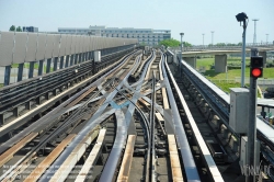 Viennaslide-05333953 Véhicule automatique léger (VAL, deutsch: „leichtes automatisches Fahrzeug“) ist ein besonders leicht gebautes, fahrerloses, spurgeführtes Personennahverkehrsmittel, das sowohl als Peoplemover z. B. in Flughäfen als auch als Stadtschnellbahnsystem eingesetzt wird. Ursprünglich von Matra entwickelt, ist VAL heute ein Produkt von Siemens Mobility.