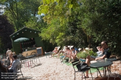 Viennaslide-05338631 Der Parc des Buttes-Chaumont ist ein Landschaftsgarten englischen Stils im nordöstlichen 19. Arrondissement von Paris. 1867 zur Weltausstellung unter Napoleon III. eröffnet, zählt der von Jean-Charles Alphand konzipierte jardin public heute mit knapp 25 Hektar zu den großen Parks der Stadt.