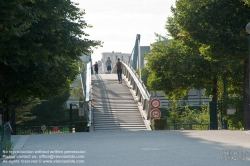 Viennaslide-05338814 Die Coulée verte René-Dumont ist ein 4,5 Kilometer langer Parkwanderweg, der zunächst entlang der Avenue Daumesnil im 12. Arrondissement von Paris führt. Er beginnt nahe dem Platz Place de la Bastille, der am U-Bahnhof Bastille von den Linien 1, 5 und 8 der Métro Paris erschlossen wird.