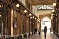 Viennaslide-05341111 Die Galerie Véro-Dodat ist eine überdachte Ladenpassage mit Glasdach aus dem 19. Jahrhundert im 1. Arrondissement in Paris. Die Galerie Véro-Dodat ist seit 1965 ein schützenswertes Denkmal (monument historique). 1826 wurde die Galerie von zwei Metzgern, Benoît Véro und Dodat, errichtet. Sie verband auf dem kürzesten Weg die Hallen mit dem Palais Royal. Während der Zeit der Restauration im neoklassizistischen Stil erbaut.