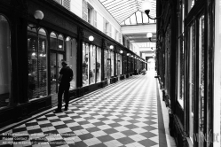 Viennaslide-05341128 Die Galerie Véro-Dodat ist eine überdachte Ladenpassage mit Glasdach aus dem 19. Jahrhundert im 1. Arrondissement in Paris. Die Galerie Véro-Dodat ist seit 1965 ein schützenswertes Denkmal (monument historique). 1826 wurde die Galerie von zwei Metzgern, Benoît Véro und Dodat, errichtet. Sie verband auf dem kürzesten Weg die Hallen mit dem Palais Royal. Während der Zeit der Restauration im neoklassizistischen Stil erbaut.