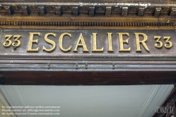 Viennaslide-05341139 Die Galerie Véro-Dodat ist eine überdachte Ladenpassage mit Glasdach aus dem 19. Jahrhundert im 1. Arrondissement in Paris. Die Galerie Véro-Dodat ist seit 1965 ein schützenswertes Denkmal (monument historique). 1826 wurde die Galerie von zwei Metzgern, Benoît Véro und Dodat, errichtet. Sie verband auf dem kürzesten Weg die Hallen mit dem Palais Royal. Während der Zeit der Restauration im neoklassizistischen Stil erbaut.