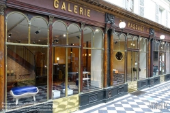 Viennaslide-05341143 Die Galerie Véro-Dodat ist eine überdachte Ladenpassage mit Glasdach aus dem 19. Jahrhundert im 1. Arrondissement in Paris. Die Galerie Véro-Dodat ist seit 1965 ein schützenswertes Denkmal (monument historique). 1826 wurde die Galerie von zwei Metzgern, Benoît Véro und Dodat, errichtet. Sie verband auf dem kürzesten Weg die Hallen mit dem Palais Royal. Während der Zeit der Restauration im neoklassizistischen Stil erbaut.