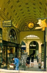 Viennaslide-05341204 Die Galerie Vivienne ist eine überdachte Ladenpassage mit Glasdach aus der ersten Hälfte des 19. Jahrhunderts im 2. Arrondissement in Paris. Die Galerie Vivienne ist ein schützenswertes Denkmal (monument historique). Die Galerie Vivienne wurde 1823 im Auftrag des Präsidenten der Notarkammer Marchoux erbaut. Der Architekt François Jean Delannoy entwarf ein Dekor im neoklassizistischen Stil mit pompeijanischer Malerei, Bodenmosaiken und Spiegel.