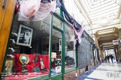 Viennaslide-05341736 Die Passage Verdeau befindet sich zwischen der Rue de la Grange Batelière Nr. 6 und der Rue du Faubourg Montmartre Nr. 31 bis, in einem gemischten Wohn- Geschäftsviertel in der Nähe der Grands Boulevards. Die Passage Verdeau, benannt nach einem der Bauherren, der mit anderen zusammen auch die Passage Jouffroy erbauen ließ, wurde 1847 eröffnet.