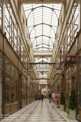 Viennaslide-05342026 Die Passage du Grand-Cerf ist eine überdachte Ladenpassage mit Glasdach aus der ersten Hälfte des 19. Jahrhunderts im 2. Arrondissement in Paris. Die Passage du Grand-Cerf befindet sich zwischen 10, rue Dussoubs und 145, rue Saint-Denis, in einem gemischten Wohn- und Geschäftsviertel in der Nähe der Grands Boulevards