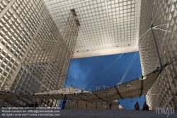 Viennaslide-05361474 Paris, La Defense, Grande Arche de La Defense, La Grande Arche de la Fraternité; Die Grande Arche wurde zwischen 1984 und 1989 auf Initiative des damaligen Präsidenten François Mitterrand gebaut, der in den 1980er Jahren durch viele monumentale Bauwerke das Stadtbild von Paris verändern ließ. Entworfen wurde die Grande Arche von Johan Otto von Spreckelsen und Paul Andreu. Von 425 Teilnehmern gewann von Spreckelsen den 1. Preis eines internationalen Wettbewerbs. Die Eröffnung der Grande Arche erfolgte am 14. Juli 1989 zur 200-Jahr-Feier der Französischen Revolution.