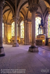 Viennaslide-05372104 Die Kathedrale von Saint-Denis ist eine ehemalige Abteikirche in der Stadt Saint-Denis nördlich von Paris. Sie gilt kunsthistorisch als einer der Gründungsbauten der Gotik, da in dem 1140 unter Abt Suger begonnenen Umgangschor die ersten spitzbogigen Kreuzrippengewölbe ausgeführt wurden.