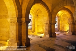 Viennaslide-05372107 Die Kathedrale von Saint-Denis ist eine ehemalige Abteikirche in der Stadt Saint-Denis nördlich von Paris. Sie gilt kunsthistorisch als einer der Gründungsbauten der Gotik, da in dem 1140 unter Abt Suger begonnenen Umgangschor die ersten spitzbogigen Kreuzrippengewölbe ausgeführt wurden.