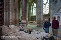 Viennaslide-05372116 Die Kathedrale von Saint-Denis ist eine ehemalige Abteikirche in der Stadt Saint-Denis nördlich von Paris. Sie gilt kunsthistorisch als einer der Gründungsbauten der Gotik, da in dem 1140 unter Abt Suger begonnenen Umgangschor die ersten spitzbogigen Kreuzrippengewölbe ausgeführt wurden.