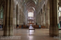 Viennaslide-05372119 Die Kathedrale von Saint-Denis ist eine ehemalige Abteikirche in der Stadt Saint-Denis nördlich von Paris. Sie gilt kunsthistorisch als einer der Gründungsbauten der Gotik, da in dem 1140 unter Abt Suger begonnenen Umgangschor die ersten spitzbogigen Kreuzrippengewölbe ausgeführt wurden.