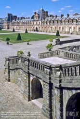 Viennaslide-05373001 Das Schloss Fontainebleau in Fontainebleau, Département Seine-et-Marne, ist ein französisches Schloss rund 60 km südlich von Paris, das zeitweilig unter anderem von Kaiser Napoleon Bonaparte genutzt wurde.
Architekten: Philibert de l’Orme, Sebastiano Serlio, Jean Bullant, Gilles le Breton