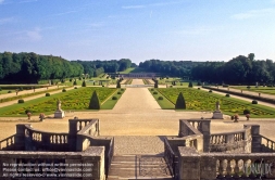 Viennaslide-05374003 Das Schloss Vaux-le-Vicomte im französischen Maincy, bei Melun im Département Seine-et-Marne (Region Île-de-France) und sein Park wurden in den Jahren 1656 bis 1661 auf Veranlassung des französischen Finanzministers Nicolas Fouquet nach den Plänen des Architekten Louis Le Vau und des Gartenarchitekten André Le Nôtre im klassizistischen Barockstil erschaffen. Die Innenausstattung entwarf der Maler Charles Lebrun, der zur Ausführung Pierre Mignard und Pierre Puget hinzuzog.