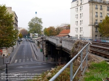 Viennaslide-05387007 Der Chemin de Fer de Petite Ceinture (Kleine Ringbahn) war eine 32 Kilometer lange, Paris umrundende Eisenbahnstrecke, die ab 1852 die in der Stadt gelegenen Endbahnhöfe miteinander verband. Sie verlief innerhalb der Stadtgrenze weitgehend entlang der Thiersschen Stadtbefestigung, einer Mitte des 19. Jahrhunderts errichteten Verteidigungsanlage, da sie auch militärischen Zwecken dienen sollte. Seit 1934 großenteils stillgelegt, sind ihre reichlich verbliebenen Gleise und Bahnhöfe seit Jahrzehnten Gegenstand von Debatten über Bebauung oder Bewahrung.