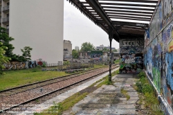 Viennaslide-05387019 Der Chemin de Fer de Petite Ceinture (Kleine Ringbahn) war eine 32 Kilometer lange, Paris umrundende Eisenbahnstrecke, die ab 1852 die in der Stadt gelegenen Endbahnhöfe miteinander verband. Sie verlief innerhalb der Stadtgrenze weitgehend entlang der Thiersschen Stadtbefestigung, einer Mitte des 19. Jahrhunderts errichteten Verteidigungsanlage, da sie auch militärischen Zwecken dienen sollte. Seit 1934 großenteils stillgelegt, sind ihre reichlich verbliebenen Gleise und Bahnhöfe seit Jahrzehnten Gegenstand von Debatten über Bebauung oder Bewahrung.