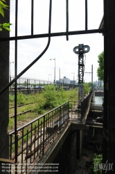 Viennaslide-05387027 Der Chemin de Fer de Petite Ceinture (Kleine Ringbahn) war eine 32 Kilometer lange, Paris umrundende Eisenbahnstrecke, die ab 1852 die in der Stadt gelegenen Endbahnhöfe miteinander verband. Sie verlief innerhalb der Stadtgrenze weitgehend entlang der Thiersschen Stadtbefestigung, einer Mitte des 19. Jahrhunderts errichteten Verteidigungsanlage, da sie auch militärischen Zwecken dienen sollte. Seit 1934 großenteils stillgelegt, sind ihre reichlich verbliebenen Gleise und Bahnhöfe seit Jahrzehnten Gegenstand von Debatten über Bebauung oder Bewahrung.