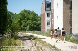 Viennaslide-05387904 Der Chemin de Fer de Petite Ceinture (Kleine Ringbahn) war eine 32 Kilometer lange, Paris umrundende Eisenbahnstrecke, die ab 1852 die in der Stadt gelegenen Endbahnhöfe miteinander verband. Sie verlief innerhalb der Stadtgrenze weitgehend entlang der Thiersschen Stadtbefestigung, einer Mitte des 19. Jahrhunderts errichteten Verteidigungsanlage, da sie auch militärischen Zwecken dienen sollte. Seit 1934 großenteils stillgelegt, sind ihre reichlich verbliebenen Gleise und Bahnhöfe seit Jahrzehnten Gegenstand von Debatten über Bebauung oder Bewahrung.