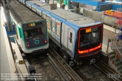 Viennaslide-05389743 Paris, Metro, alter und neuer Metrozug in der Station Chatelet // Paris, Metro, old and new Metro Train at Chatelet Station