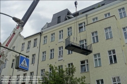 Viennaslide-06320008 Berlin, nachträgliche Montage von Balkonen an einem Mietshaus // Berlin, retrofitting of balconies on an apartment building