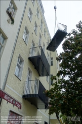 Viennaslide-06320010 Berlin, nachträgliche Montage von Balkonen an einem Mietshaus // Berlin, retrofitting of balconies on an apartment building