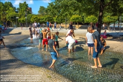 Viennaslide-06451021 Der Brunnen liegt am nördlichen Ende des Rheingartens, zwischen Heinrich Böll Platz und Rheinufer. Das Wasser fließt hier durch die Bodenwellen, die von abstrakten Plastiken umgeben sind. Die Steinblöcke, die verstreut im Wasserlauf liegen, stammen von einer ehemaligen Straßenbahnauffahrt zur Hohenzollernbrücke. Die Plastiken sind das Werk des schottischen Künstlers Sir Eduardo Paolozzi, der von 1977 bis 1981 Professor an der Fachhochschule Köln war.