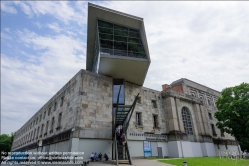 Viennaslide-06490801 Das Dokumentationszentrum Reichsparteitagsgelände ist ein Museum in Nürnberg. Es gehört zum Verbund der Museen der Stadt Nürnberg und befindet sich im Nordflügel der von den Nationalsozialisten konzipierten, unvollendet gebliebenen Kongresshalle des ehemaligen Reichsparteitagsgeländes. Verschiedene Dauerausstellungen beschäftigen sich mit den Ursachen, Zusammenhängen und Folgen der nationalsozialistischen Gewaltherrschaft. Themen, die einen direkten Bezug zu Nürnberg haben, werden dabei besonders berücksichtigt. Dem Museum ist ein Studienforum angeschlossen. Architektur: Günther Domenig