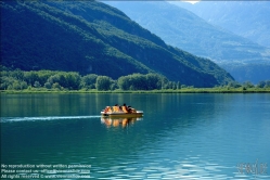 Viennaslide-06610003 Der Kalterer See (italienisch Lago di Caldaro) ist ein See im Überetsch in Südtirol (Italien).
Der See ist 1,8 km lang, 0,9 km breit und an der tiefsten Stelle 5,6 m tief. Die Fläche beträgt 1,47 km2. Er liegt auf einer Höhe von 215 m ü. NN in einer von einem alten Flussbett der Etsch gebildeten Senke, etwa 14 km südlich der Stadt Bozen, 4 km südlich von Kaltern und 4 km nördlich von Tramin. Östlich wird er unmittelbar vom Mitterberg überragt, westseitig steigen die Hänge zum Mendelkamm hin an.