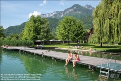 Viennaslide-06610004 Der Kalterer See (italienisch Lago di Caldaro) ist ein See im Überetsch in Südtirol (Italien).
Der See ist 1,8 km lang, 0,9 km breit und an der tiefsten Stelle 5,6 m tief. Die Fläche beträgt 1,47 km2. Er liegt auf einer Höhe von 215 m ü. NN in einer von einem alten Flussbett der Etsch gebildeten Senke, etwa 14 km südlich der Stadt Bozen, 4 km südlich von Kaltern und 4 km nördlich von Tramin. Östlich wird er unmittelbar vom Mitterberg überragt, westseitig steigen die Hänge zum Mendelkamm hin an.