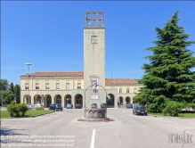 Viennaslide-06620985 Toviscosa wurde unter Benito Mussolini 1938 nach Trockenlegung der umliegenden Sümpfe als Prestigeobjekt mit einer riesigen Zellulose-Fabrik und architektonisch durchdachter Arbeitersiedlung im Sinne großer Autarkiebestrebungen angelegt.