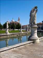 Viennaslide-06623112 Der Prato della Valle (Pra de la Vale auf Venetisch) ist ein Platz in Padua. Er ist mit rund 90.000 Quadratmetern der größte Platz der Stadt und einer der größten innerstädtischen Plätze in Europa. Am Prato liegt die Basilika Santa Giustina, eine der größten Kirchen der Welt.
Schon zu römischer Zeit fanden auf dem Platz öffentliche Veranstaltungen statt, ebenso im Mittelalter und den späteren Jahrhunderten. Seine heutige, elliptische Form mit einer Insel in der Mitte, zwei sie umsäumenden Reihen von 78 Statuen von Persönlichkeiten mit Verbindung zu Padua und einem sie umfließenden Kanal erhielt der Platz im 18. und 19. Jahrhundert.