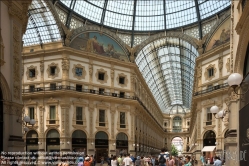 Viennaslide-06631302 Die Galleria Vittorio Emanuele II (deutsch Viktor-Emanuel-Galerie) in Mailand ist eine nach Viktor Emanuel II., dem Einiger und König Italiens, benannte Einkaufsgalerie aus dem 19. Jahrhundert. Die Eröffnung durch den König fand am 15. September 1867 statt.