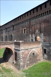 Viennaslide-06631420 Das mächtige von Zinnen gekrönte Kastell wurde ab 1450 von Francesco I. Sforza an der Stelle der in den Jahren 1360–1370 erbauten und im Jahre 1447 zerstörten Burg der Familie Visconti gebaut. An der Anlage haben zahlreiche Architekten gearbeitet und umgebaut, unter ihnen Guiniforte Solari, Leonardo da Vinci, Filarete, Bramante und Cesare Cesariano. Ein Bastionensystem, das seit der spanischen Herrschaft im 17. und 18. Jahrhundert das Schloss umgab, ließ ab 1800 Napoleon schleifen, es wurde später teils überbaut, teils parkartig umgestaltet (siehe Simplonpark). Hier befinden sich u. a. eine Arena, ein Aussichtsturm und der neoklassische Triumphbogen Arco della Pace (Friedenstor) aus den Jahren 1807–1838.