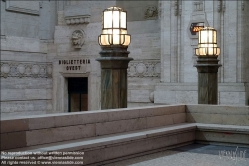 Viennaslide-06631703 Die Stazione di Milano Centrale (oder kurz Milano Centrale) in Mailand ist ein Kopfbahnhof und einer der wichtigsten Bahnhöfe im europäischen Verkehrsnetz. Er wurde 1931 offiziell eingeweiht, um den alten Hauptbahnhof von 1864 zu ersetzen, der seit der Einweihung des Simplontunnels 1906 dem erhöhten Verkehrsaufkommen nicht mehr gewachsen war. Der Architekt der Stazione Centrale war Ulisse Stacchini, der 1912 den Architekturwettbewerb gewann.