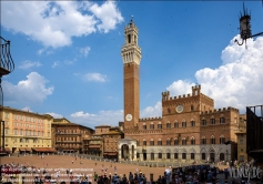 Viennaslide-06642416 Die Piazza del Campo ist der bedeutendste Platz der toskanischen Stadt Siena, deren Zentrum er bildet. Der Platz ist bekannt durch seine beeindruckende Architektur und seine halbrunde Form sowie durch das hier jährlich zweimal ausgetragene Pferderennen Palio di Siena. Der Palazzo Pubblico (Palazzo Comunale, das Rathaus) ist ein Palast in Siena, in der Toskana in Italien, dessen Bau im Jahre 1297 begann als Sitz der republikanischen Regierung, der Podesta und des Konzils der Neun.