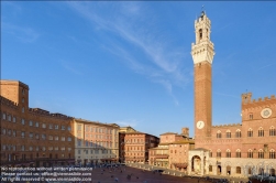 Viennaslide-06642419 Die Piazza del Campo ist der bedeutendste Platz der toskanischen Stadt Siena, deren Zentrum er bildet. Der Platz ist bekannt durch seine beeindruckende Architektur und seine halbrunde Form sowie durch das hier jährlich zweimal ausgetragene Pferderennen Palio di Siena. Der Palazzo Pubblico (Palazzo Comunale, das Rathaus) ist ein Palast in Siena, in der Toskana in Italien, dessen Bau im Jahre 1297 begann als Sitz der republikanischen Regierung, der Podesta und des Konzils der Neun.