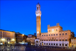 Viennaslide-06642429 Die Piazza del Campo ist der bedeutendste Platz der toskanischen Stadt Siena, deren Zentrum er bildet. Der Platz ist bekannt durch seine beeindruckende Architektur und seine halbrunde Form sowie durch das hier jährlich zweimal ausgetragene Pferderennen Palio di Siena. Der Palazzo Pubblico (Palazzo Comunale, das Rathaus) ist ein Palast in Siena, in der Toskana in Italien, dessen Bau im Jahre 1297 begann als Sitz der republikanischen Regierung, der Podesta und des Konzils der Neun.