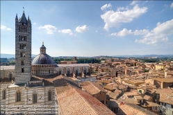 Viennaslide-06642811 Der Dom von Siena (Cattedrale di Santa Maria Assunta) ist die Hauptkirche der Stadt Siena in der Toskana. Heute ist das aus charakteristischem schwarzem und weißem Marmor errichtete Bauwerk eines der bedeutendsten Beispiele der gotischen Architektur.